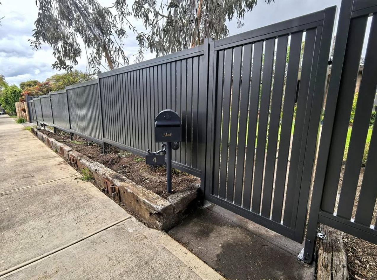 Mixed-style modern aluminium fence, Hoppers Crossing