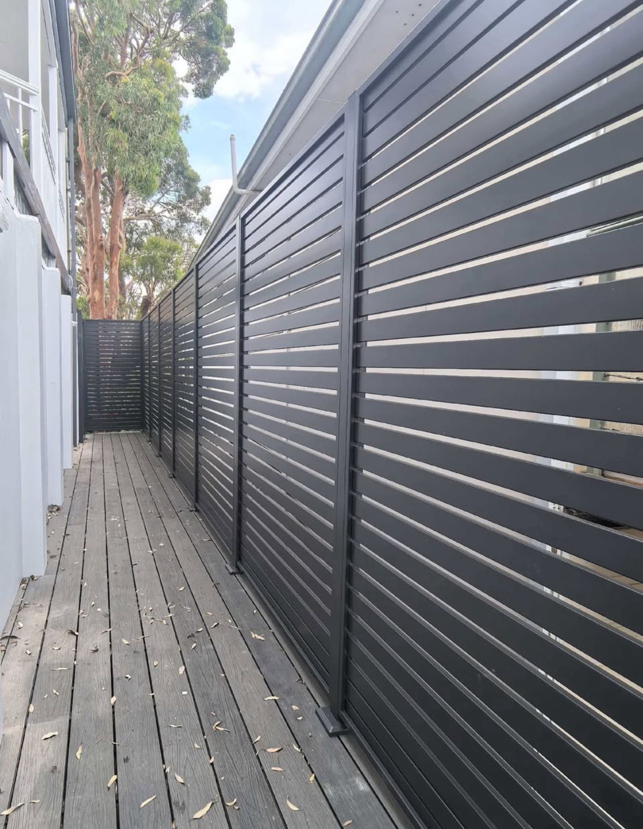 Horizontal aluminium slat fence on side walkway, Hoppers Crossing